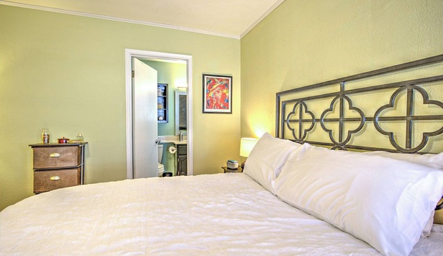 Charming 2-bedroom townhome in lovely Tucson near Mountains and downtown fun