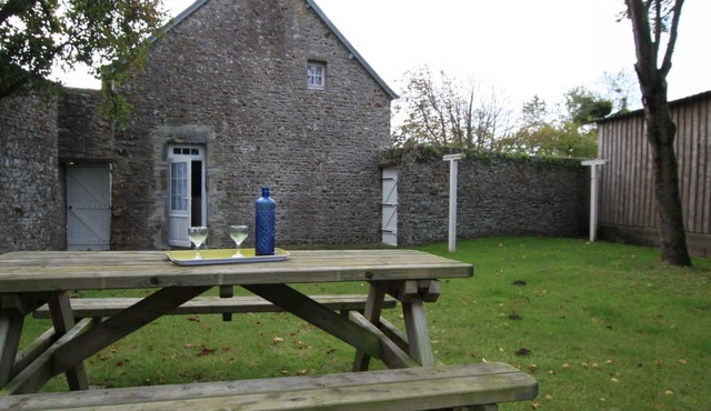 Charming Stone House with Enclosed Garden, Near Surville's Haven, Pet-Friendly, Optional Cleaning Service