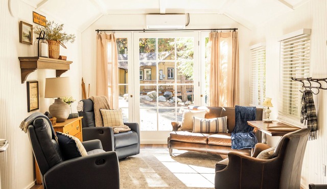 Charming, Vintage & Authentic Getaway - Sunroom - Free Parking!