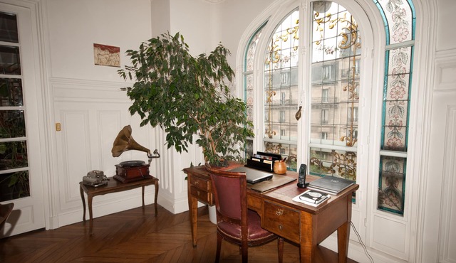 Charming, Well-Appointed Haussmann Flat in Downtown Paris. Mobility lease only