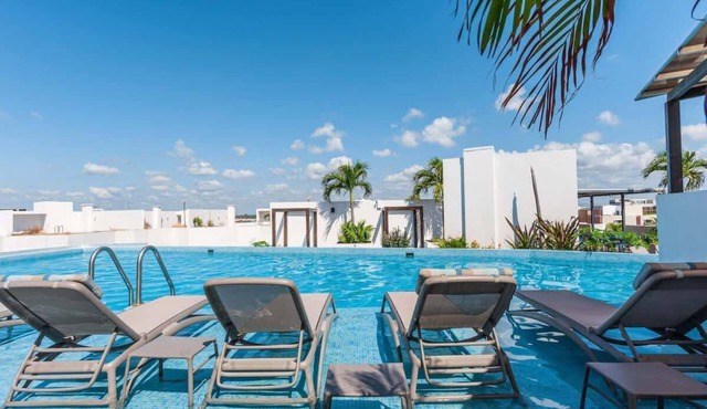 Chic Condo w Rooftop Pool & Gym near 5th Ave