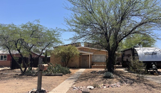 Close to U of A, shopping, restaurants on the Mountain Ave Bike path