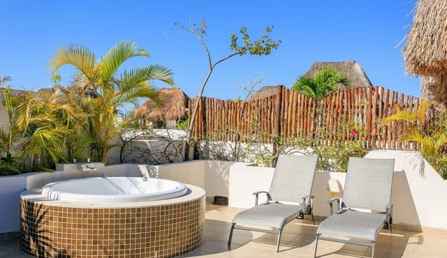 Coastal Luxe Penthouse: Rooftop Jacuzzi & Grill