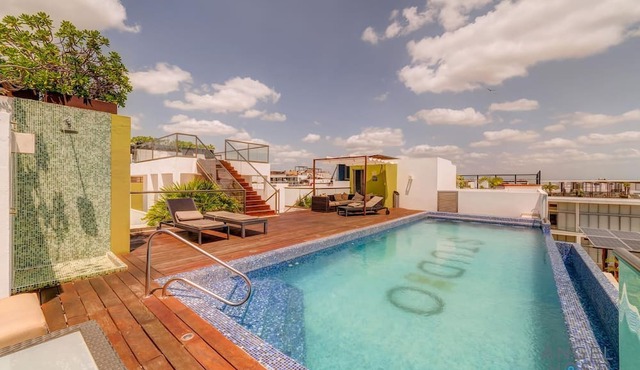 Coastal oasis w/spa tub near beach & 5th Ave