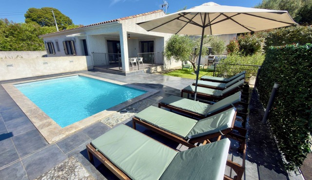 Comfortable villa with heated pool and spa between sea and mountains