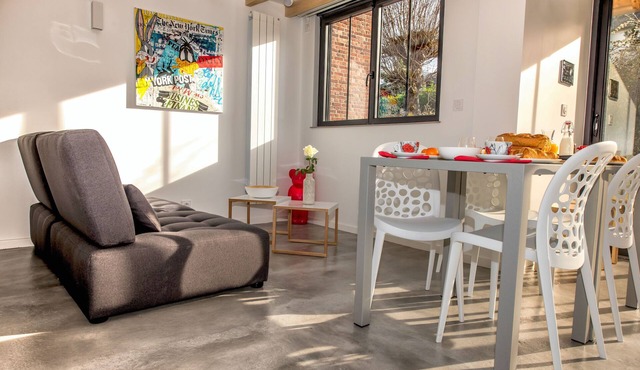 Connected tiny house 2 bedrooms terrace private parking giant cinema screen