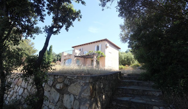 Country house overlooking Calvi harbour, 200m from Arinella beach