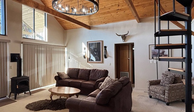 Cowboy Cabin w/Deck In The Pines. 2 Bedrooms+2 Bathrooms + Loft. Relax Up North!