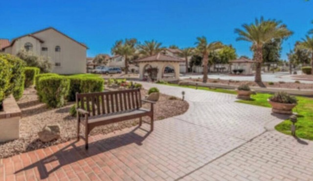 Cozy 2-bedroom condo in beautiful Scottsdale, fitness room, heated pool