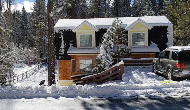 Cozy 3-bedroom cabin in charming Big Bear Lake with WiFi