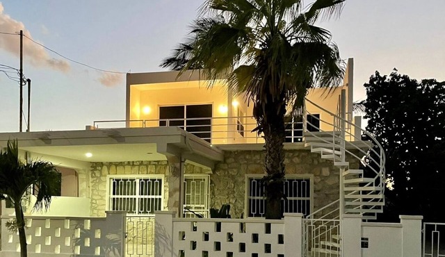 Cozy apartment with ocean view & pool
