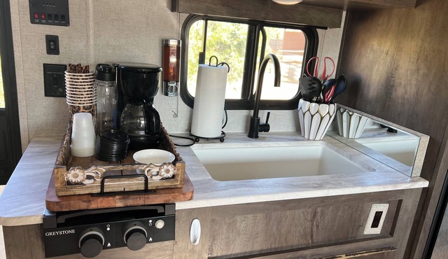 Cozy camper at Rancho de Caballos de Piedre Negra w/ jacuzzi and more!