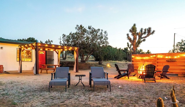 Cozy casita on quiet desert hillside with views, fire pit and grill!