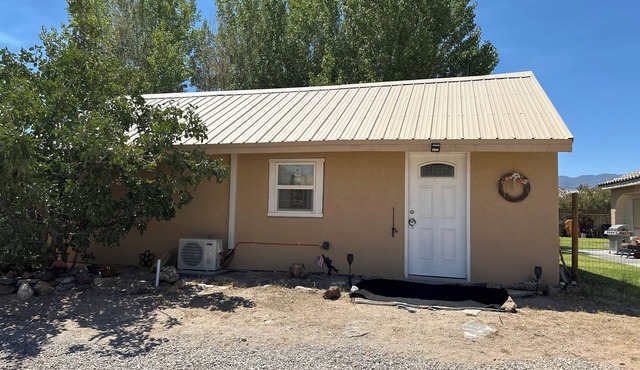 Cozy, Clean cottage Close to Mesquite, NV, golf courses, casinos, & ATV riding