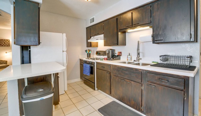 Cozy Cottonwood Home w/Covered Patio & Gas Grill!