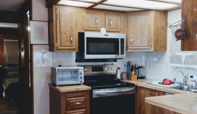 Cozy Park Model home in a 55+ resort located in Apache Junction, Arizona