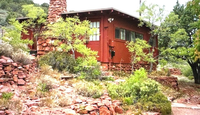 Cozy, Private Cabin, Walk to trails, stores, restaurants. AC, WiFi