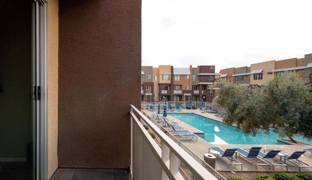 Cozy retreat in the heart of Westgate entertainment district State Farm Stadium.