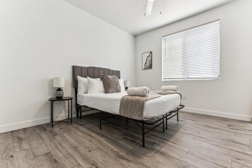 CozySuites Glendale by the stadium w pool 27