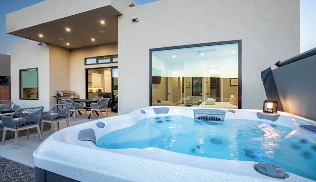 Desert Dreaming 2 Bedroom, Den, Pet Friendly, Hot Tub EV Charger