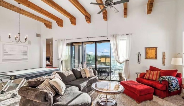Desert Escape in the Foothills! Family friendly with pool and views