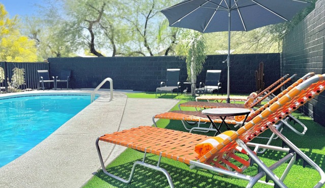 Desert Playhouse Pool Putt Lounge Watch Wildlife Pets 10 min to Downtown