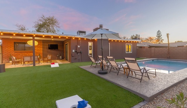 Desert Sunset - Old Town Scottsdale- Heated Pool! Yard Games! Sleeps 12!
