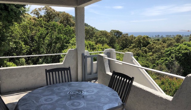 Detached house with 2 bedrooms, beautiful sea view and closed garden.