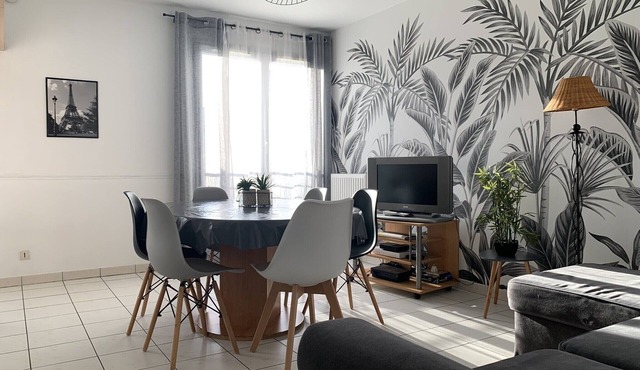 Disneyland Paris 3 minutes away, sleeps 8, 2 bedrooms.