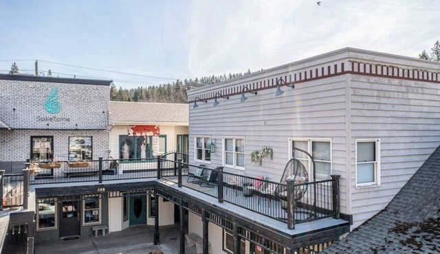 Dog-friendly downtown condo - large balcony, fast WiFi, updated interior & W/D