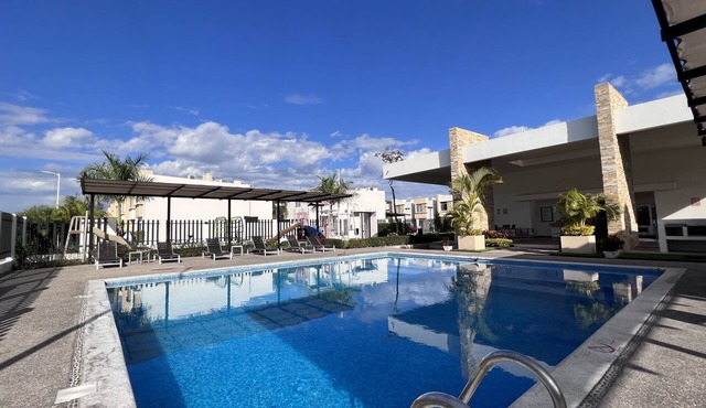 EL ROBLE HOUSE, 10 MINUTES TO THE BEACH, 3 BEDROOMS, POOL AND AIR CONDITIONED