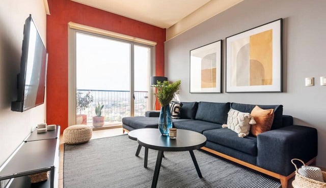 Enjoy skyline/city views from this 17th floor flat