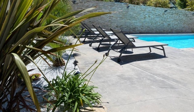Escapade Provençale Villa with Pool, Garden and Comfort for 8.