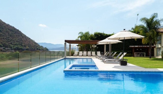 Espectacular Casa con Vista al Lago, Enorme Jardín