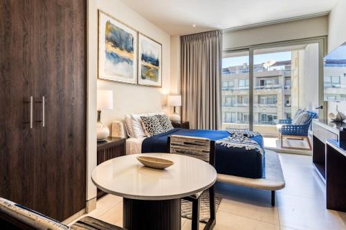 Exquisite Apartment with Balcony, TV, WiFi, Heated Pool & Gym/Fitness Room