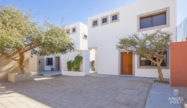 Family-friendly Townhome, Patio, Beach 4 Blocks!