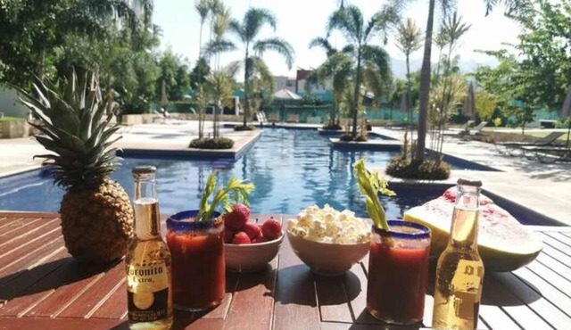 Family Getaway: Relaxing Pool & Convenient Parking
