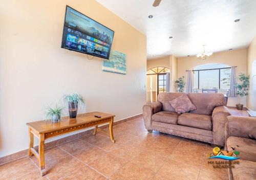Family resort home, pools, tennis, clean shady beach and family golfing