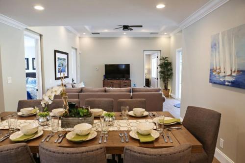 Fantastic 6 bedroom 4 bath Pool Home