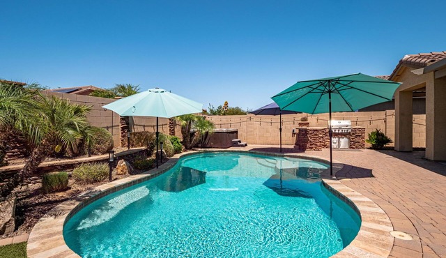 Free Heated Pool, Hot Tub, Built-in Grill