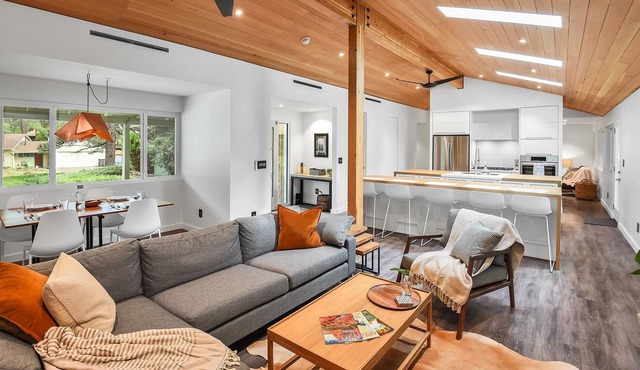 Freshly Renovated Ultra Modern Cabin with A/C! Walking Distance to Downtown Flagstaff