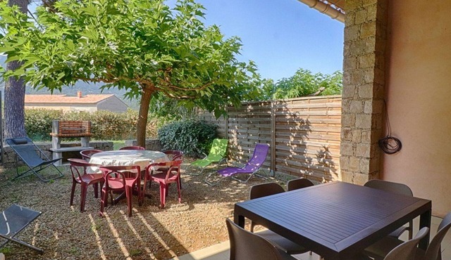 Garden-Level 3-Room Apartment, 6 Sleeps, Near La Liscia Beach