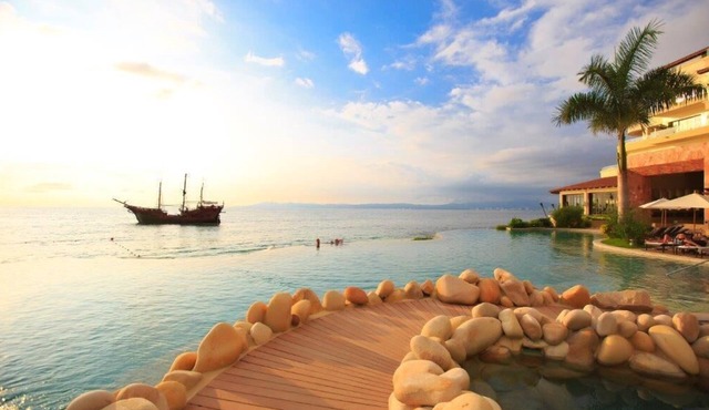 GARZA BLANCA RESORT/CHRISTMAS ON THE BEACH