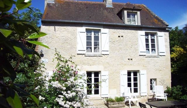 Gîte - Old stone house, enclosed garden - "Les Sureaux" (The Offices)