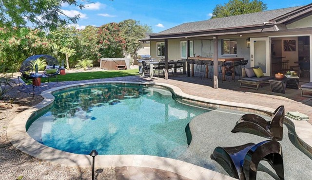Glamorous Renovated Desert Oasis Heated Pool Tub