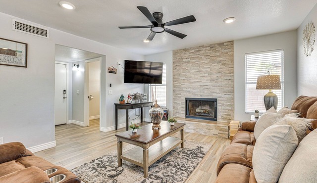 Glendale Gem: Outdoor Pool Table & Kitchen!