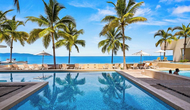Gorgeous 1BR with Pools & Sea Views