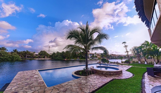 Gorgeous 3 Bdrm Lagoon Condo Pool Wifi Kayak paddle boards Golf Cart Available