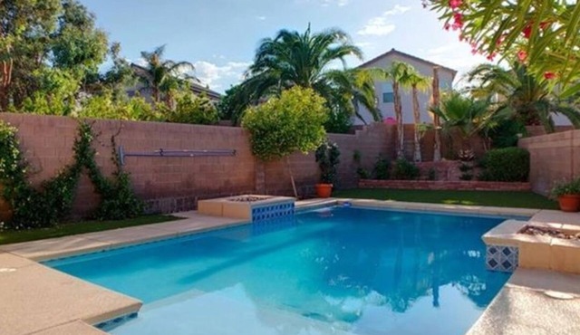Gorgeous 4BR house with pool, 16 mins from strip, sleeps 10