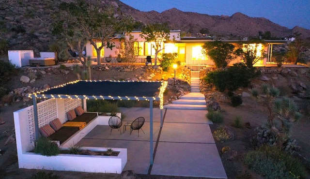 Gorgeous Views, 5 Acres, Sleeps 8, Hot Tub, WiFi, Close to Park!